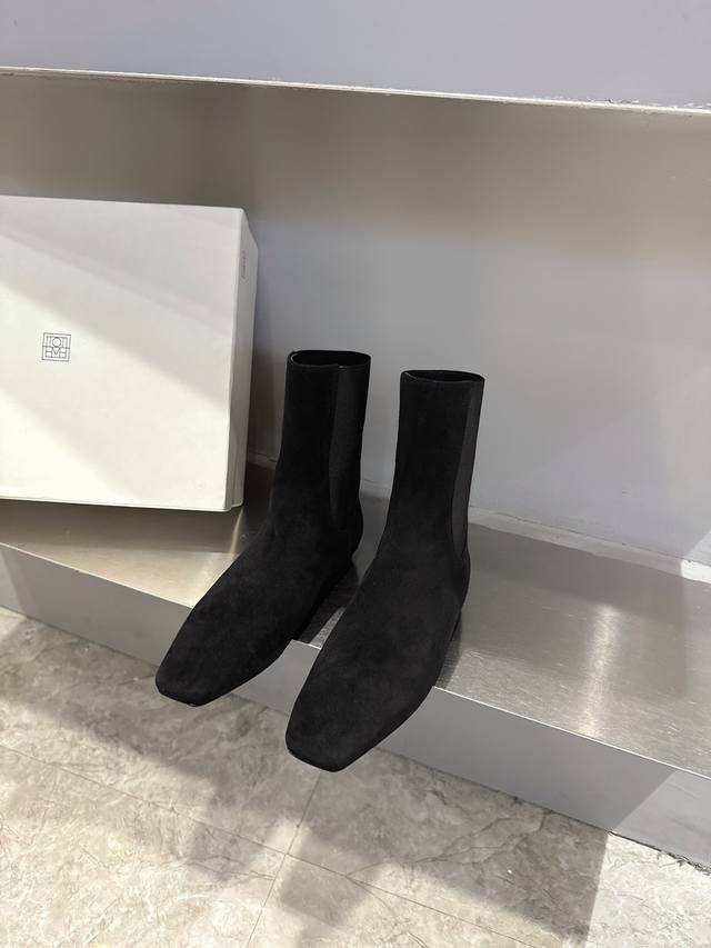 极简风 Totem* 秋冬新品短靴原版开发依旧是给你们最好的 区分市场货原版定制进口小牛皮 羊皮内里 真皮大底 单色发售 35-40短靴
