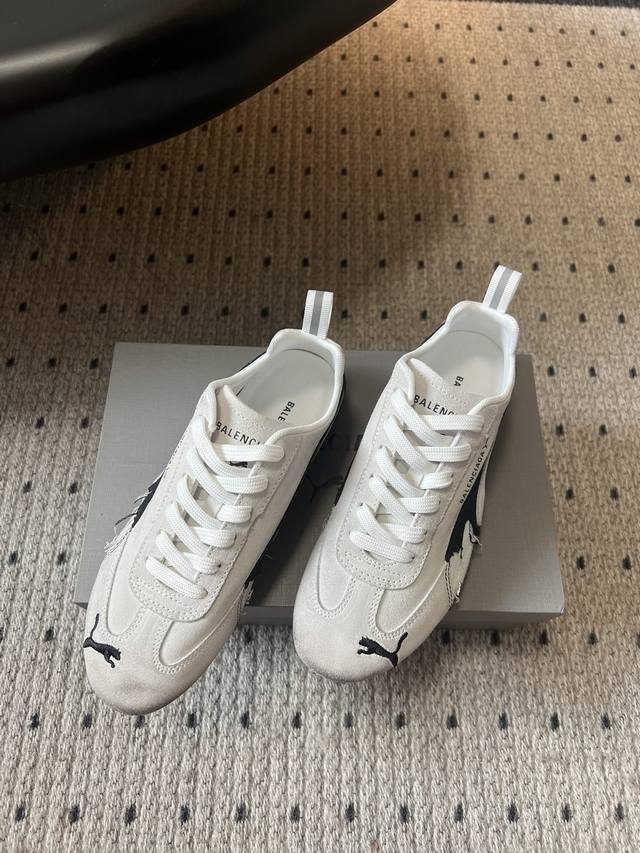 彪马 Puma Ultrasoft Speedcats 情侣款运动鞋采用柔软且无固定结构的鞋面，该设计源自巴黎世家 Balenciaga 2025年春夏季系列，