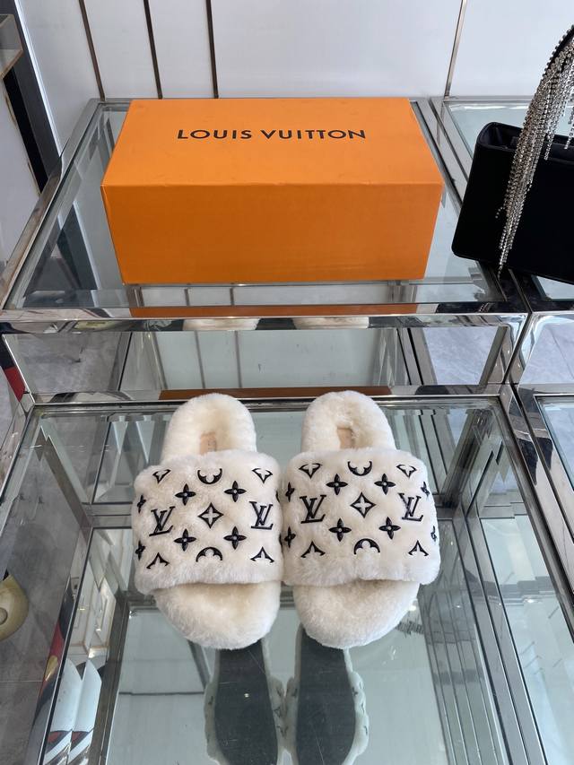 Louis Vuitton 25Ss秋冬新款 平底羊毛拖鞋 超舒适的毛拖 简约随性 时髦有范 慵懒又不乏高级感 最舒适的拖鞋没有之一 随意上脚都好看有型 绝绝子