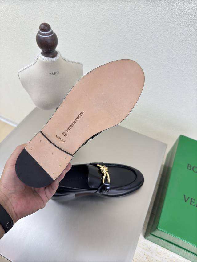 Bottega Venet* 真皮 金色 金属结绳配饰 男女款 Astaire乐福鞋 巧克力色 开边珠牛皮 老钱风 乐福鞋 原版一比一做法 一致五金 当今流行的