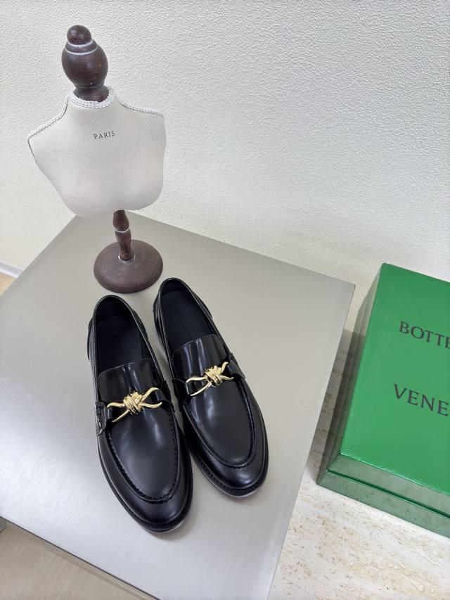 Bottega Venet* 真皮 金色 金属结绳配饰 男女款 Astaire乐福鞋 黑色 开边珠牛皮 老钱风 乐福鞋 原版一比一做法 一致五金 当今流行的又一