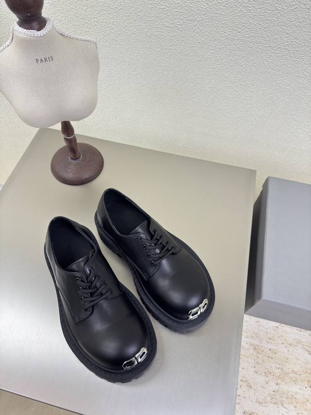 大头德比鞋 Balenciaga 巴黎世家 Stomper Derby新款大头德比鞋这双鞋简直是今年潮流圈的黑马，夸张的大头设计，让人一眼就爱上！ 第一眼看到它