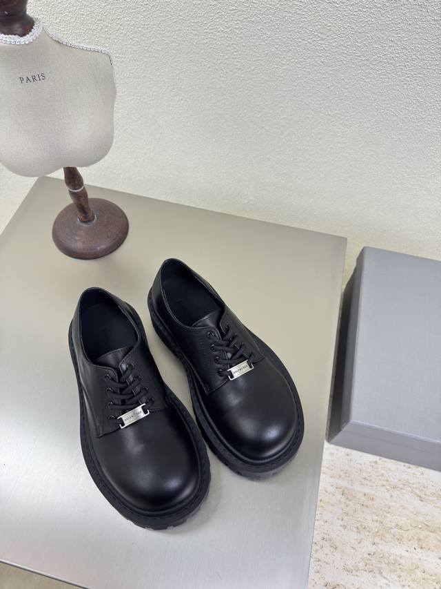 大头德比鞋 Balenciaga 巴黎世家 Stomper Derby新款大头德比鞋这双鞋简直是今年潮流圈的黑马，夸张的大头设计，让人一眼就爱上！ 第一眼看到它