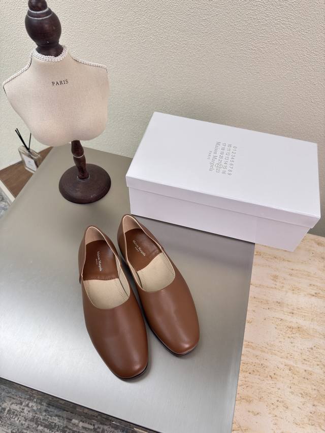 平底复古 胎牛皮 平底单鞋 Mm6 Maison Margiela 胎小牛皮面料 反绒面 内里真皮大底 韵染工艺 大热时尚风格 棕色 胎小牛皮 Mm6 Mais