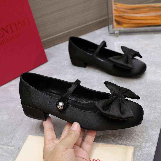 最新爆款Valentino 华伦天奴 Ss早春新品 Bowow蝴蝶结单鞋上新 Valentino Garavani 的经典“Roman Stud”系列以全新的诠