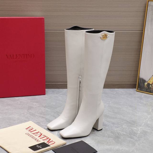 代购级24Ss 秋冬新款 华伦天奴Valentino 方头 V扣骑士靴 华伦天奴专柜最新款 顶级版本 绝对史上最强货 欢迎对比大底采用意大利进口真皮大底舒适好穿