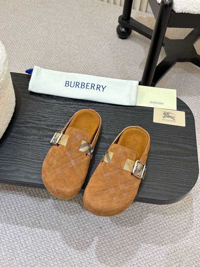 情侣款 男 压纹Burberry2025爆款勃肯拖鞋出炉，选用柔软反绒面革面料打造，于意大利工坊精制而成。融入格纹图案压花，搭配压纹鞋底，其上点缀典藏品牌徽标。