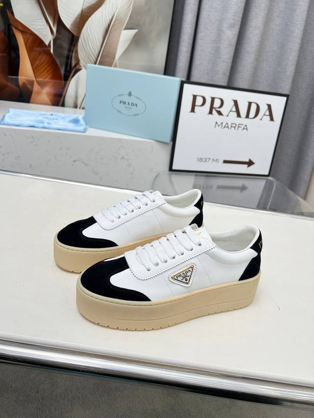 普拉达 Prada普拉达 最新 厚底 松糕鞋 三角标 休闲运动鞋 小白鞋面料: 原版定制进口头层牛皮内里: 原版进口羊皮底厚: 4.5Cmsize: 女款35-