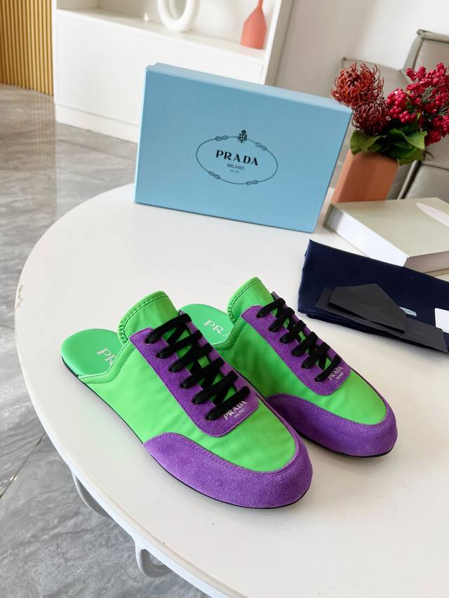 半拖 Prada 普拉达春夏秀款薄底德训鞋2025Prada 普拉达春夏秀款薄底德训拖鞋 25Ss秀款出境率最高的单品 鞋面麂皮有肌理感，内里羊皮包裹，软软糯糯
