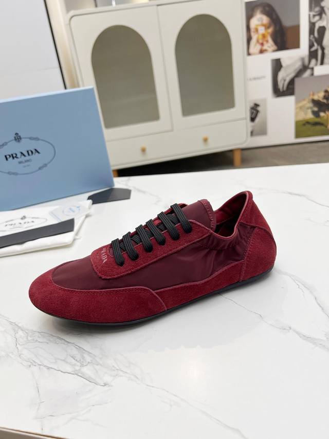 Prada 普拉达春夏秀款薄底德训鞋 25Ss秀款出境率最高的单品 鞋面麂皮有肌理感，内里羊皮包裹，软软糯糯的 鞋垫加厚小羊皮，踩上去无比舒适，有支撑感，又包裹