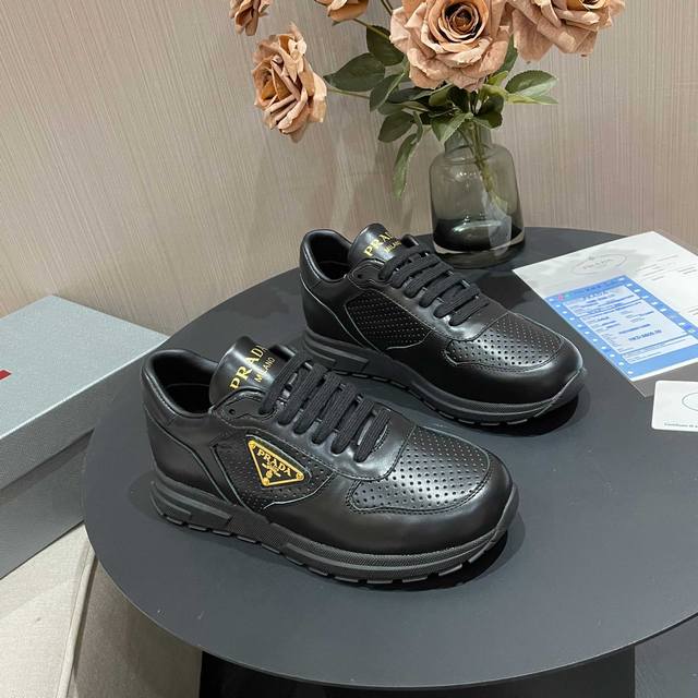 爆款上新 百搭 牛皮面，码数 35-40 普拉达Prada.升级版爆炸款出世了。，原版1比1厚底，面料丝绸牛皮内里：羊皮，掂脚：羊皮，35--40码两色 黑 白