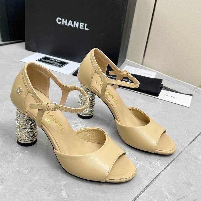 Chanel 香奈儿 25Ss新品系列水钻高跟凉鞋 时尚性感美得让人窒息！又不失时尚现代感，透出丝丝优雅魅力！这款鞋满足了女生对高跟鞋的所有幻想 既有少女感，也
