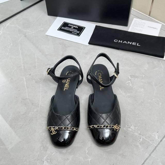 Chanel 香奈儿 25Ss新款玛丽珍凉鞋 专柜简直疯抢了，各大社交平台热门晒图，这期的走秀款绝对太帅了，绝对是这一季最热门的款式，专柜仙女们真的太识货了，不