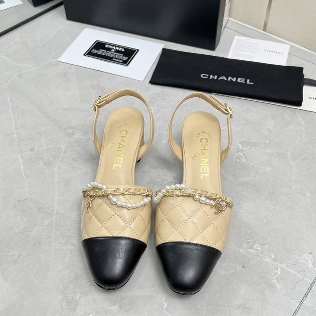 Chanel 香奈儿 25Ss新品粗跟凉鞋 小香家经典的菱格元素搭配珍珠链条 火爆上新 这一季香家大爆款！真的一眼爱了鞋面：牛皮 羊猄内里：进口羊皮里大底：真皮