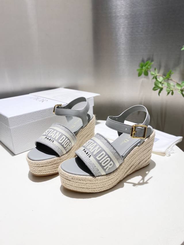 爆款爆款 Dior 迪奥 25Ss 夏季高版本新款凉鞋. 简约超级百搭. 上脚完美奢华可任意搭配春夏服饰. 脚感更是舒适！材质原版完美复刻. 原版拆解开模.面料