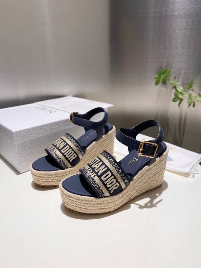 爆款爆款 Dior 迪奥 25Ss 夏季高版本新款凉鞋. 简约超级百搭. 上脚完美奢华可任意搭配春夏服饰. 脚感更是舒适！材质原版完美复刻. 原版拆解开模.面料