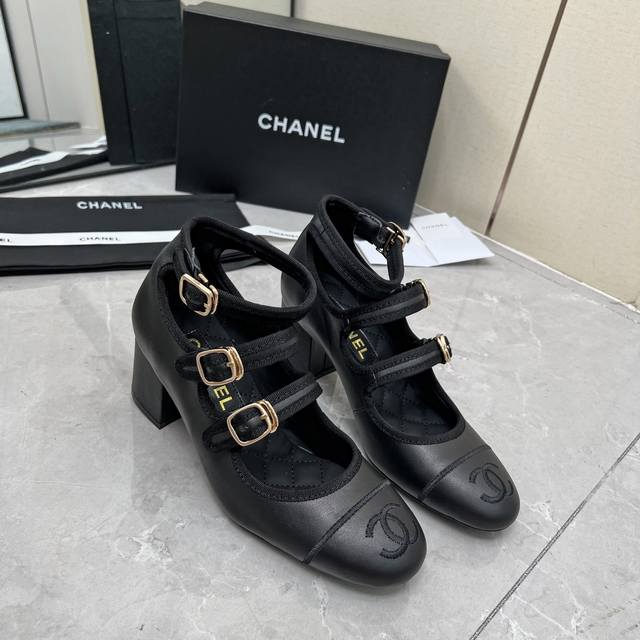 Chanel 香奈儿 25早秋搭扣玛丽珍鞋高跟单鞋圆头设计确保长时间穿着的舒适性，鞋面三排搭扣设计别有一番韵味，为你带来时尚的甜美感 无论是步行还是聚会，它都是