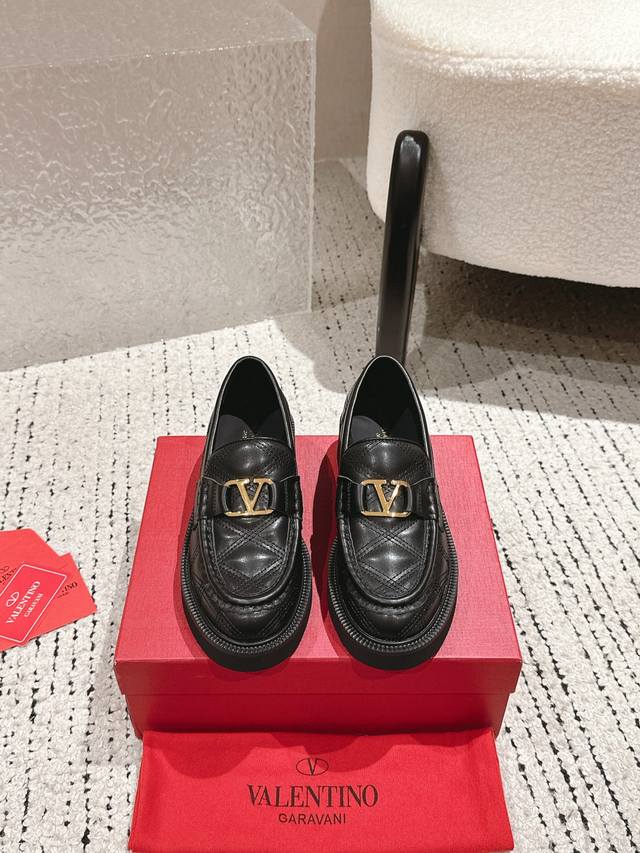 Valentino.华伦天奴专柜最新系列V家火铆爆钉金属元素单鞋. 上脚大气奢华艳丽. 细节完美. 精致耐看. 可任意配搭春夏秋冬美丽服饰. 面料:原版定制牛皮