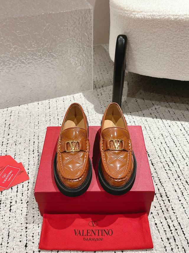 Valentino.华伦天奴专柜最新系列V家火铆爆钉金属元素单鞋. 上脚大气奢华艳丽. 细节完美. 精致耐看. 可任意配搭春夏秋冬美丽服饰. 面料:原版定制开边