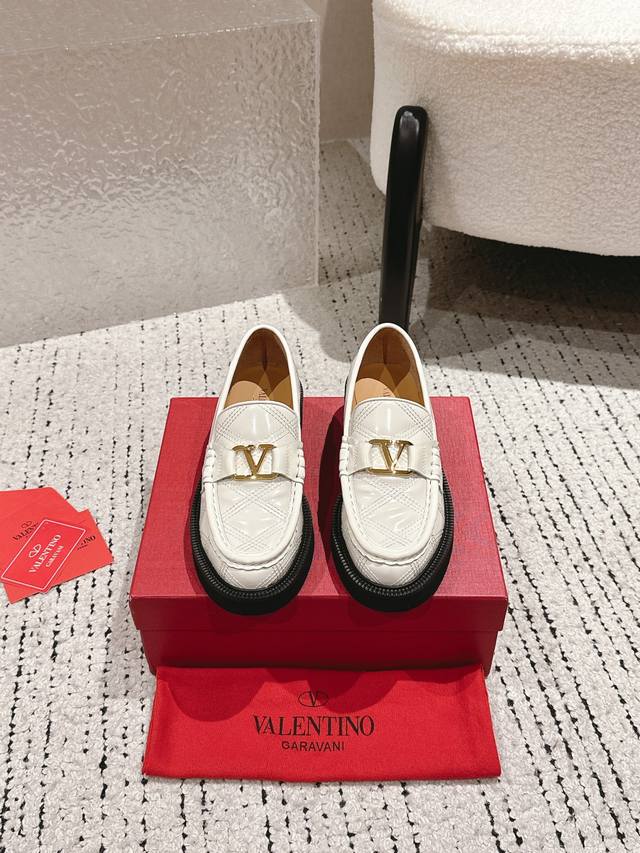 Valentino.华伦天奴专柜最新系列V家火铆爆钉金属元素单鞋. 上脚大气奢华艳丽. 细节完美. 精致耐看. 可任意配搭春夏秋冬美丽服饰. 面料:原版定制开边