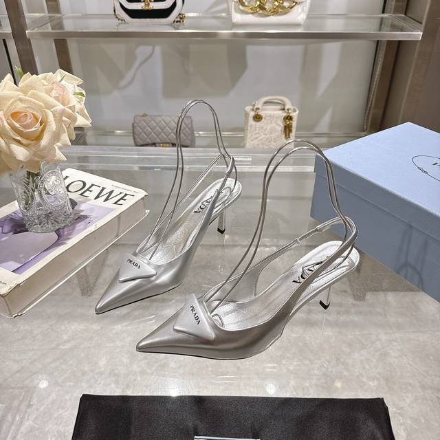 Prada 普拉达 25 出厂价P 专柜走秀款尖头凉鞋 三角扣标 高跟 早春走秀款！鞋面：高定制开边珠面料 内里：进口水染羊皮大底：原版意大利真皮大底 跟高：7