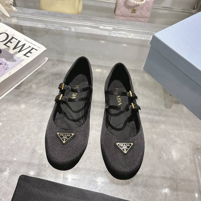 Prada 普拉达2025Ss春夏新品 闪亮登场 玛丽珍平底芭蕾舞鞋 柔软舒适 ，小红书各大博主推荐，妥妥的学院风通勤1-1开发 圆头金色三角标扣出厂价P 面料