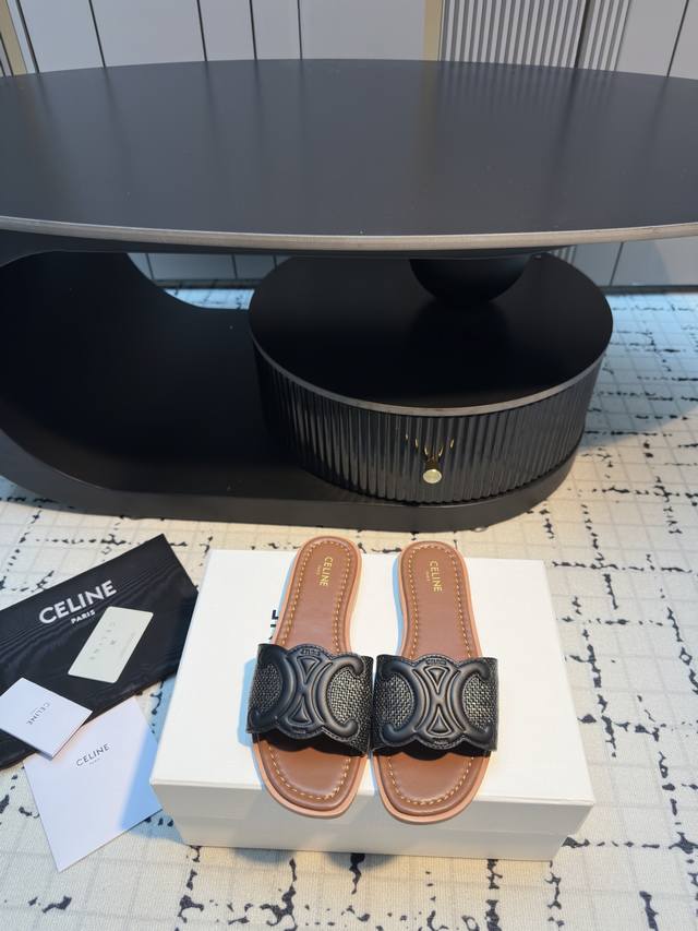 Celine 2025夏季新款凯旋门平底一字拖满满的法式浪漫风情话说H拖遍地都是夏天但凯旋门能让你与众不同鞋型整体就很轻便自重很轻春姑娘开始躁动~随意搭配小裙子