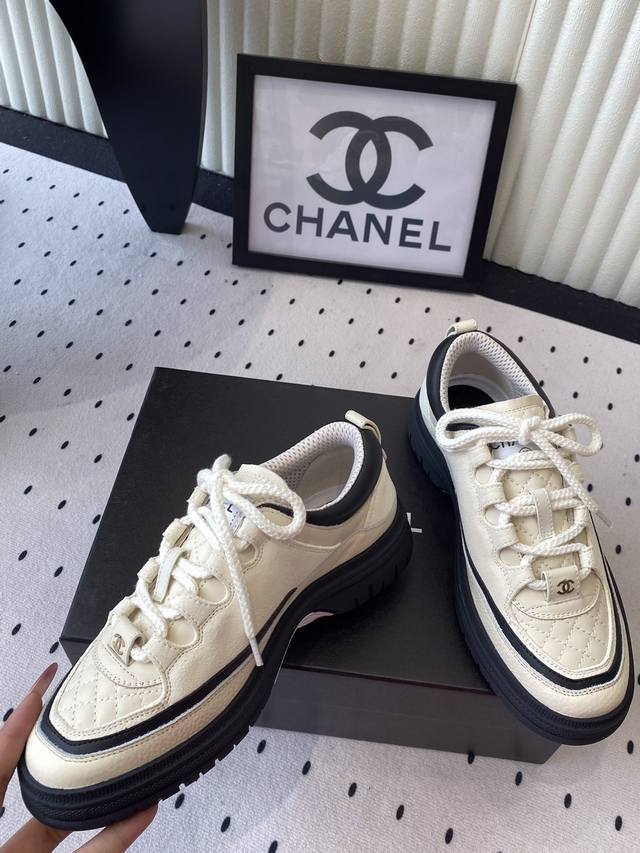 Chanel新款厚底运动鞋 顶级版 0早春新款双C方圆头系带休闲鞋 Logo 低调且高级感满满 鞋面：牛皮拼接牛反绒 内里：透气网面 鞋底：原版开模大底 Siz