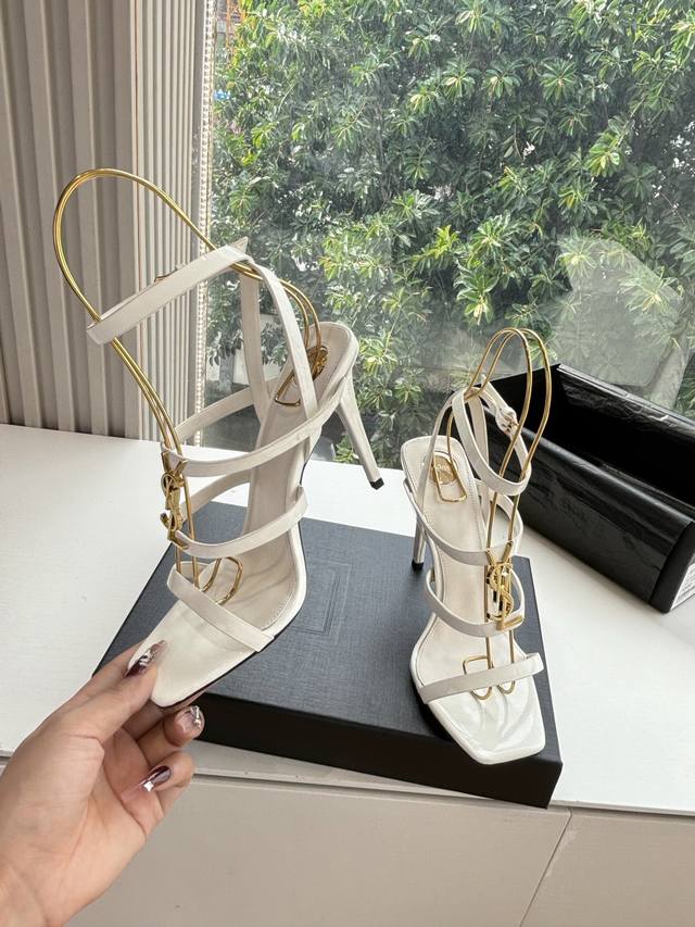 G988所见即所得Saint Lauren*Ysl圣罗兰经典大Logo平底凉鞋！这款凉鞋绝对是我鞋柜里的颜值担当。醒目的Ysl大Logo金属饰扣 精致又闪耀张扬
