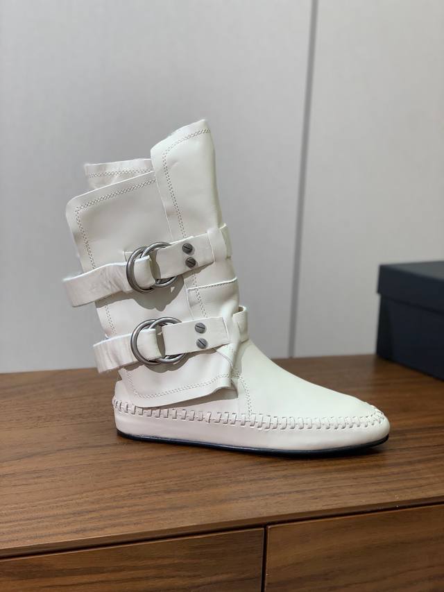 Ann Demeulemeester 骑士靴。挑战传统，注入现代元素，骑士靴焕发出独特的魅力。暗黑纳帕小牛皮为鞋面，呈现叛逆不妥协气场。鞋面原版牛皮，真皮大底。