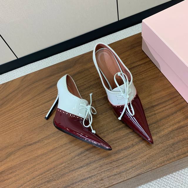 Alaia 走秀款高跟鞋。精致优雅的同时，还具有时髦感，穿上它日常与与高级奢华驾驭自如，上脚真的太爱啦。鞋面漆皮，羊皮内里及垫脚。 注塑真皮大底。跟高10.5C