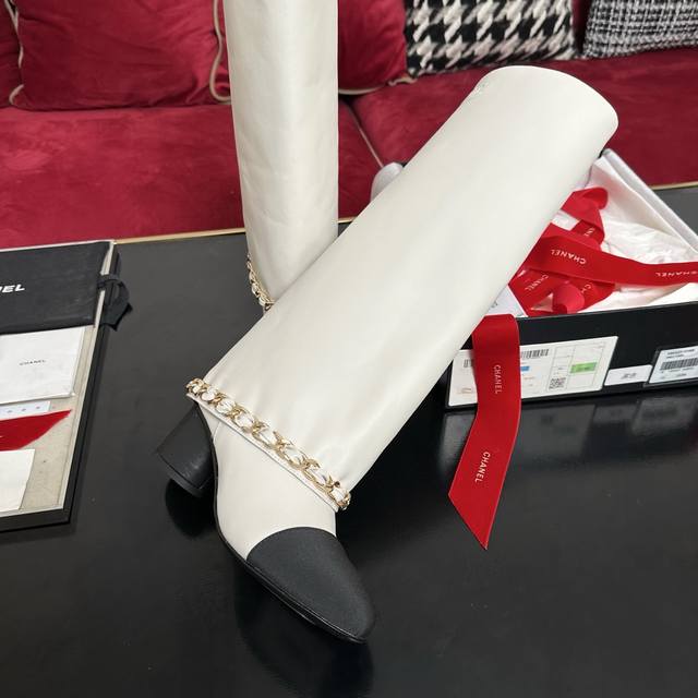 白色长靴来咯Chanel香奈儿 最新秀款长靴来袭 最新链条装饰元素 全系列出货中 短靴 长靴