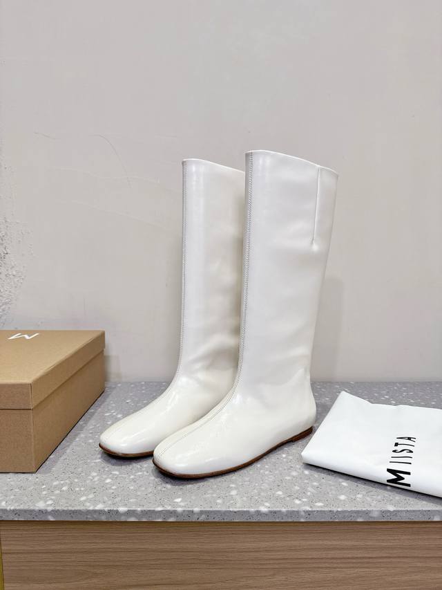 Miista 小众潮牌 25Ss秋冬新款 平底 做机车靴 长靴穿搭灵感双手奉上~ 小羊皮材质超软超舒适 越穿越有味道的一款精品 一身复古低饱和，干净出门与自然交