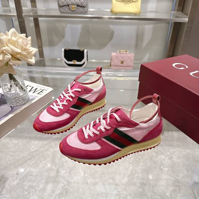 2025动感单品轻盈且灵活的外底经过特殊处理洋溢着浓郁的复古风情可拆卸可调节踝部绑带。鞋舌饰以高频压花工艺打造的3D立体Gucci字样标识织物衬里舒适透气超轻抽