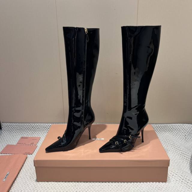 出厂: 独家顶级版本 Miumiu缪缪2025Vs早秋最新走秀爆款系列 尖头扣带高跟高靴 顶级版本Miumi秋冬限量走秀款长筒靴！今年最值得入手的靴子 没有之一