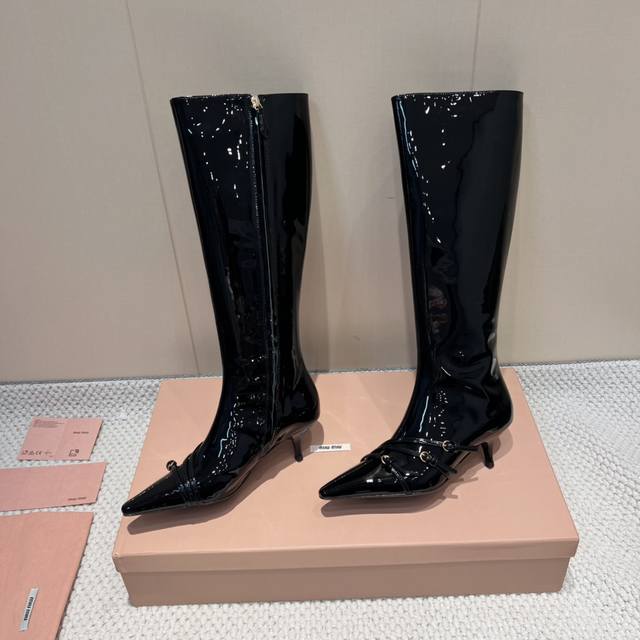 出厂: 独家顶级版本 Miumiu缪缪2025Vs早秋最新走秀爆款系列 尖头扣带高跟高靴 顶级版本Miumi秋冬限量走秀款长筒靴！今年最值得入手的靴子 没有之一