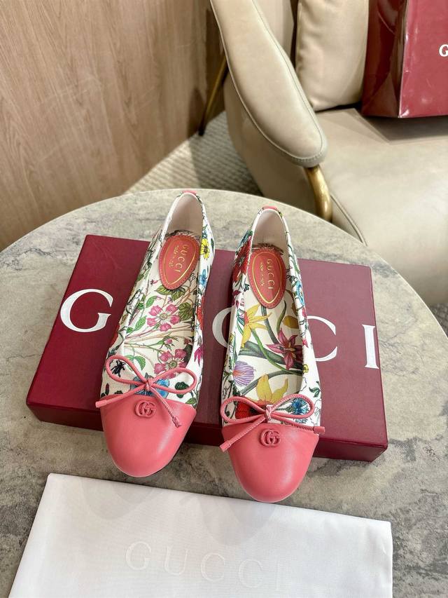 1054-1 白花 35-42 品牌典藏花卉印花邂逅新颖色调与渐变效果，为2025年早秋系列注入浪漫风情。在这款单品上，此精美印花尽绽华彩，与帆布材质、双G标识