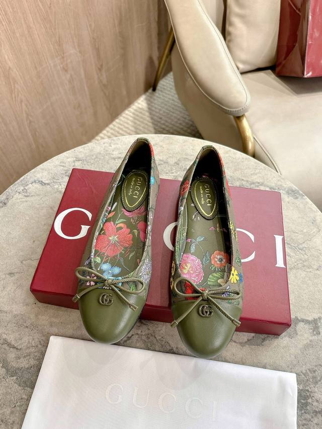 1054-1 绿花 35-42 品牌典藏花卉印花邂逅新颖色调与渐变效果，为2025年早秋系列注入浪漫风情。在这款单品上，此精美印花尽绽华彩，与帆布材质、双G标识
