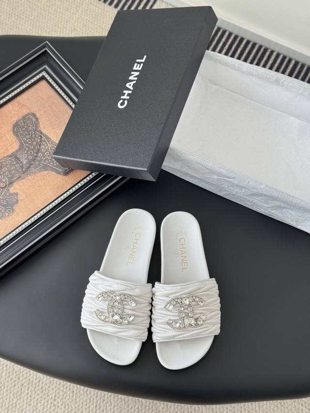 Chanel 25K春夏新品双C拖鞋鞋面烫钻，内里羊皮，原版大底。Size:35-39 40定