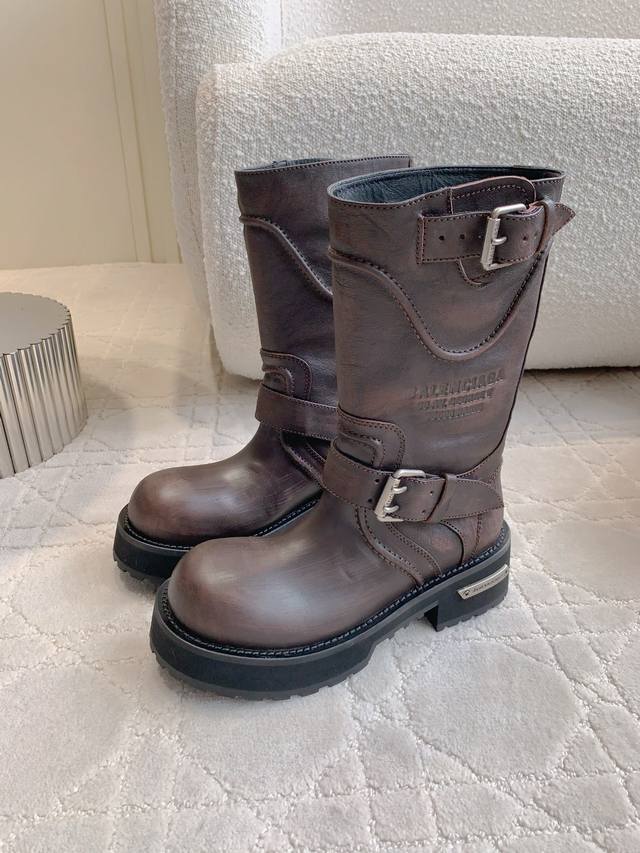 Balenciag*新款做旧机车靴毒液马丁靴升级版时尚宠儿又添一员大将！一出场就气场全开！独特的翻折设计，搭配搭配个性金属扣带，打破常规，每一步都走出不羁态度。
