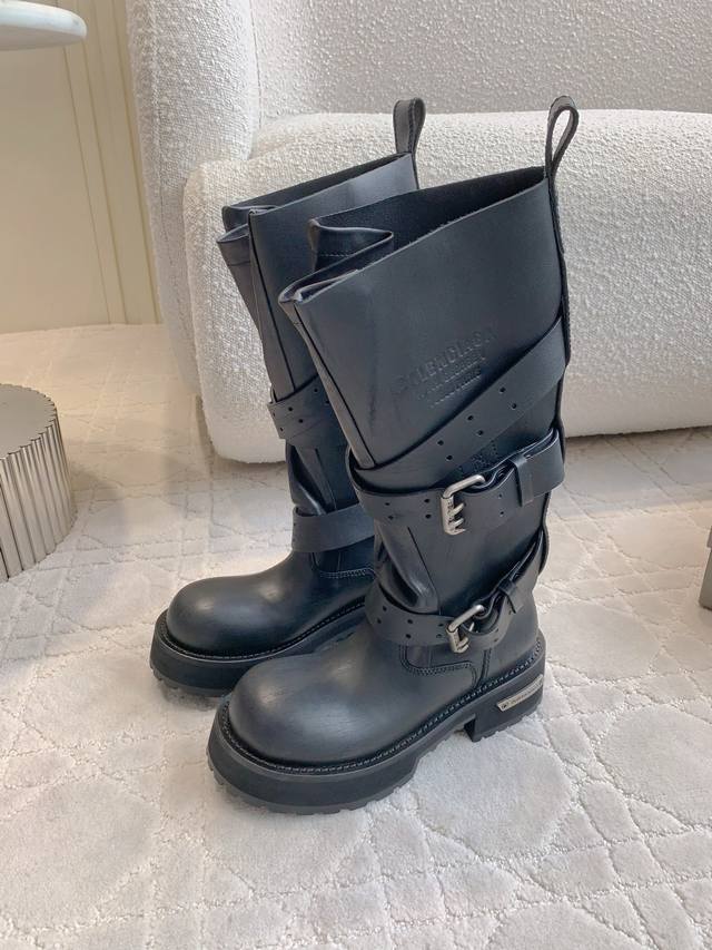 矮靴 12寸 15寸 Balenciag*新款做旧机车靴毒液马丁靴升级版时尚宠儿又添一员大将！一出场就气场全开！独特的翻折设计，搭配搭配个性金属扣带，打破常规，