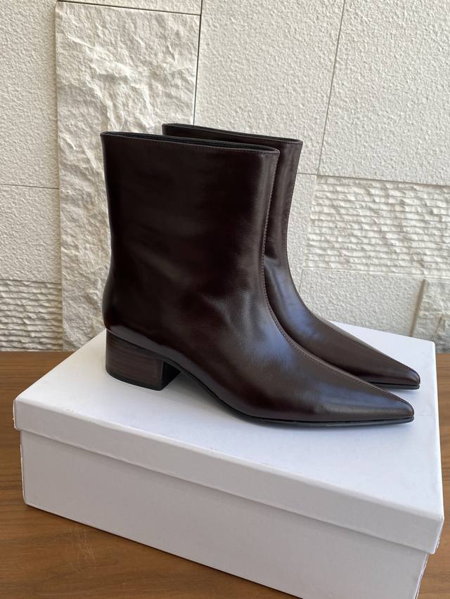 顶级版本: Khaite 25Ss 秋冬新款 Y2K辣妹风 尖头靴子Khaite 属于女装和配饰系列，设计在阳刚与柔美；力量与柔软；结构和流畅；经典和现代这几对