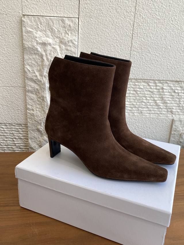顶级版本: Khaite 25Ss 秋冬新款 方头 高跟 短简靴Khaite 属于女装和配饰系列，设计在阳刚与柔美；力量与柔软；结构和流畅；经典和现代这几对矛盾