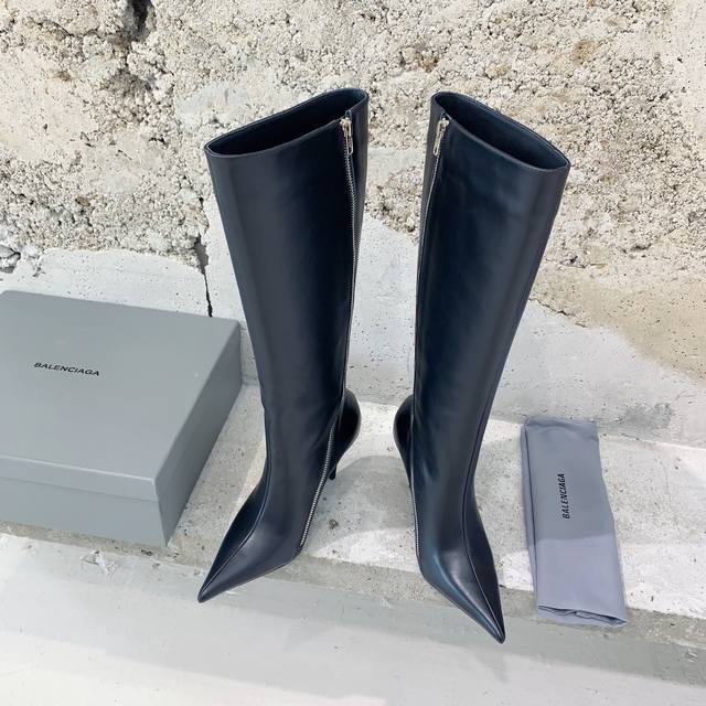 Balenciaga* 秋冬新款尖头靴Ins的博主和各大杂志时尚编辑都人手一双叛逆朋克，Bad Girl的梦中情靴原版1:1订制小牛皮面料，羊皮内里，意大利进口