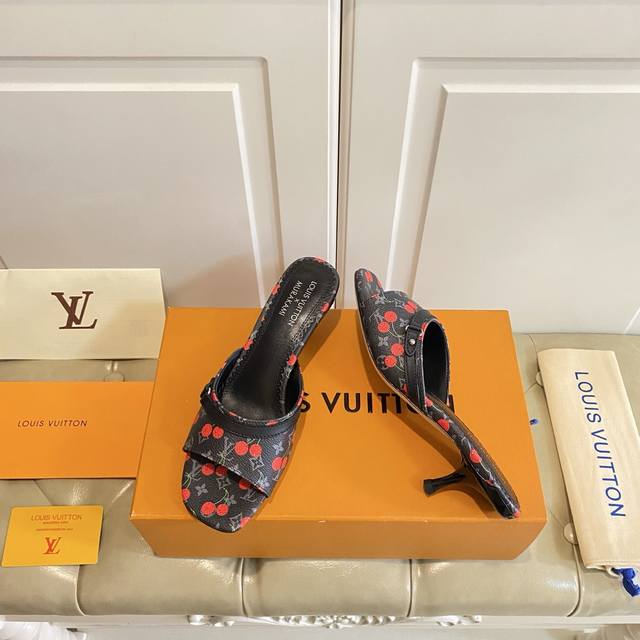 出厂价P ，顶级品质，路易威*Lv新款拖鞋，牛仔布 经典老花面，羊皮里，真皮大底，35-39码 34，40，41，42码定做不退换