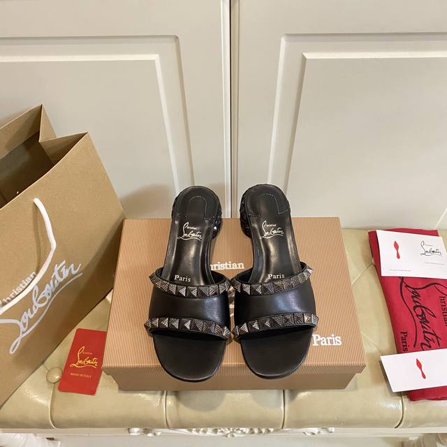 橡胶底 ，真皮底 ，顶级版本，红底鞋Christian Louboutin最新款，牛皮面，羊皮里，35-40码 41，42码定做不退换