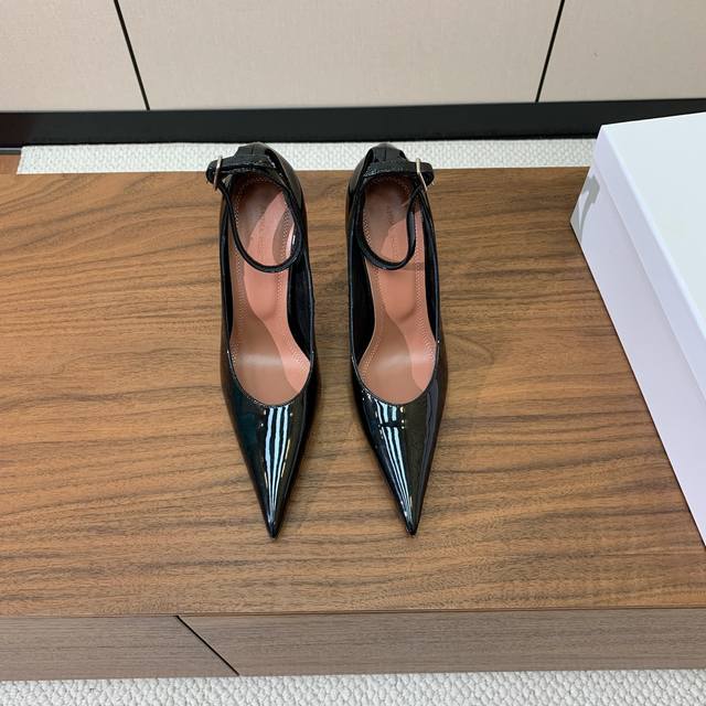 Amina Muaddi 尖头单鞋。简约气质款。鞋面漆皮。羊皮垫脚、注塑真皮大底。跟高10Cm码数：35-42 40、41、42定制不退换 批：