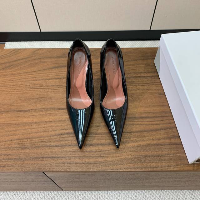 Amina Muaddi 尖头单鞋。简约气质款。鞋面漆皮，羊皮。羊皮垫脚、注塑真皮大底。跟高10Cm码数：35-42 40、41、42定制不退换 批：
