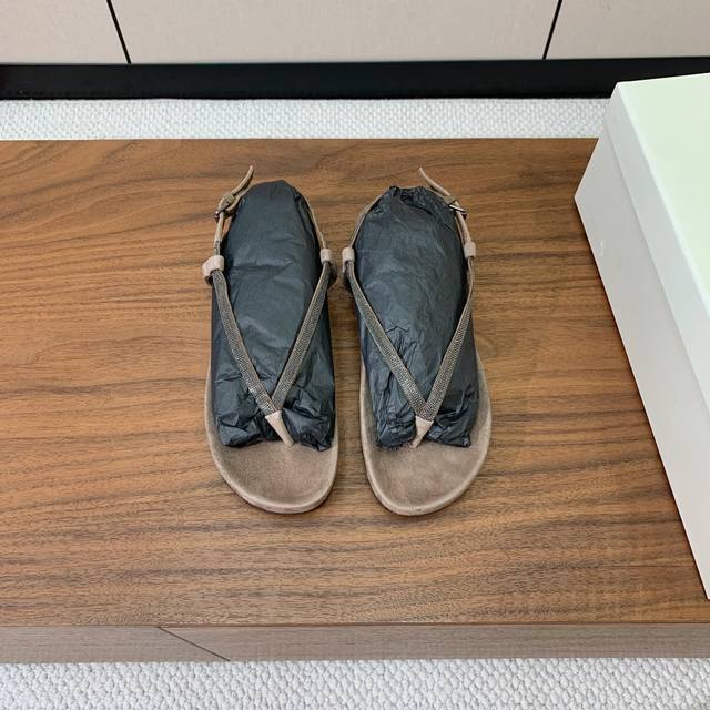 Brunell* Cucinell* 夹趾凉鞋。材质：羊京纯手工串联珠链配饰。码数：35-41 35、41定制不退换 批：