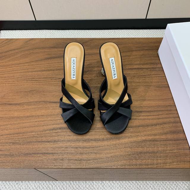 Aquazzur* 钻跟交叉带拖鞋。性感的代言品牌。鞋面羊皮、镜面皮、真丝。羊皮垫脚，真皮大底。跟高10Cm码数：35-41 40、41定制不退换 批：